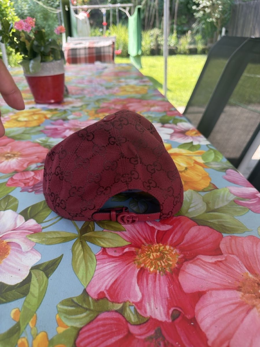 Altro in  Abbigliamento & Accessori: Gucci Red Cap 2026 Edition – Nuovo e nell'imballaggio originale da Aarau venduto da da_jov 1