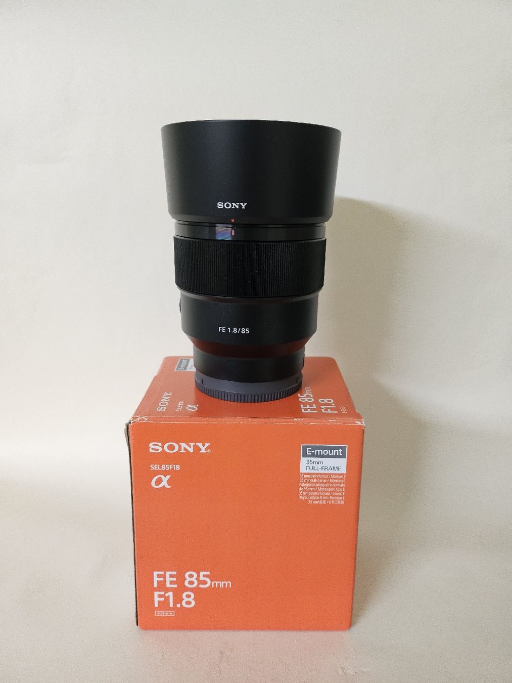 Sony Obiettivi: Sony FE 85mm F1.8 Lens for E-mount  – Nuovo e nell'imballaggio originale da Grosswangen venduto da Telepathy 1