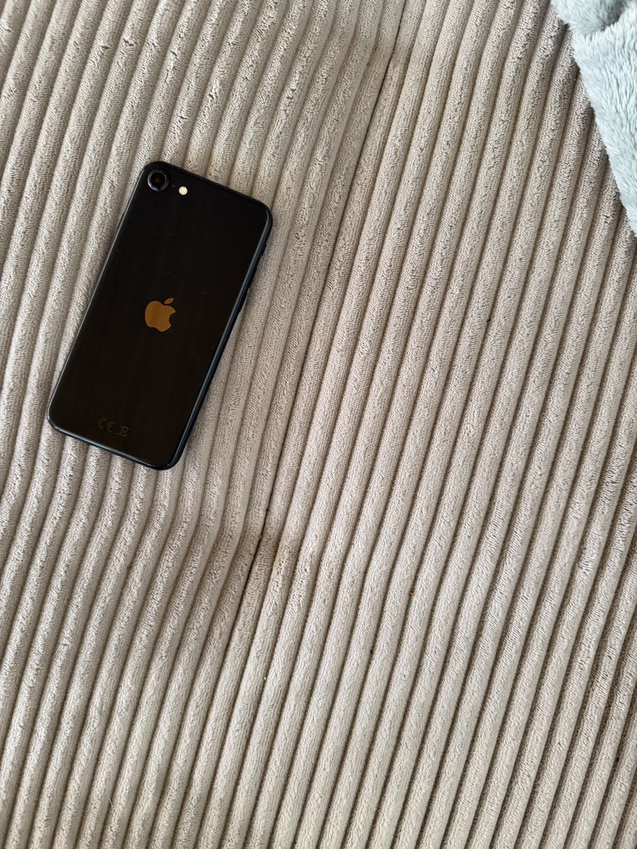 Apple Telefoni cellulari / Smartphones: Apple iPhone SE (2. Generation, 2020)fast neuwertig – Nuovo (secondo la descrizione) da Recherswil venduto da luca_v 2