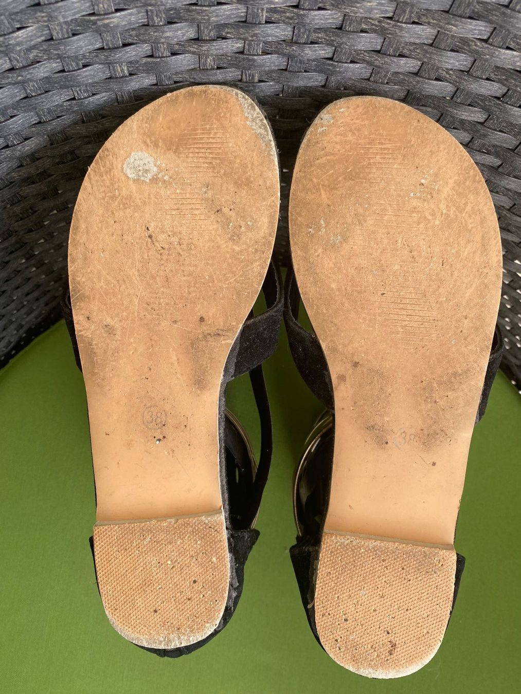 Damenschuhe: SUMMERTIME - stylische Flip-Flops mit Goldbänder, nero, 38 – Gebraucht aus Winkel von ferrari2022 7