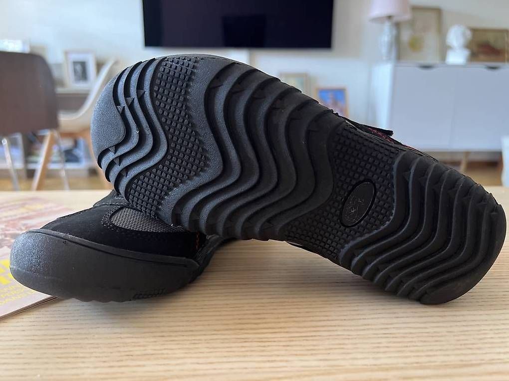 Scarpe per ragazzi: Paire de sneakers neuves taille 33 – Usato da Versoix venduto da L_armoire_d_isa 2