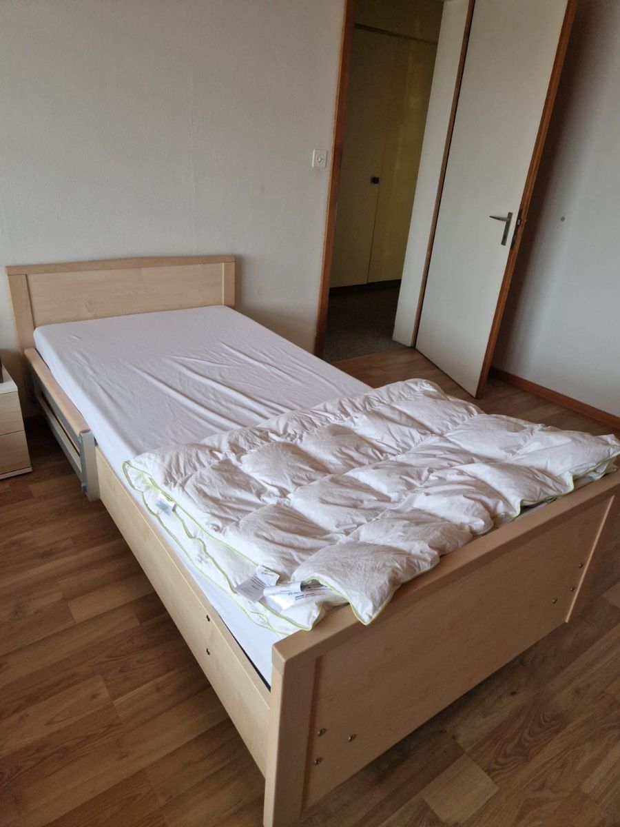 Letti: Pflegebett Iris 16-400 GS mit Matratze – Usato da St.Gallenkappel venduto da Pase1990 1