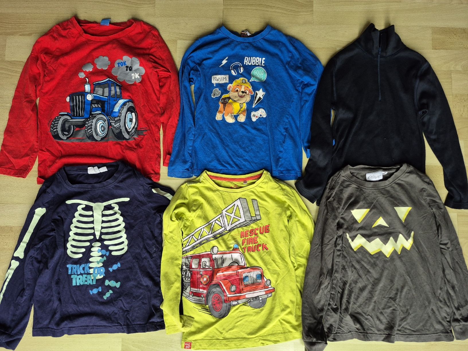 Pulls et sweat-shirts: Kliderpaket gr. 122-128 – D'occasion à Gränichen par Mamaboy 2