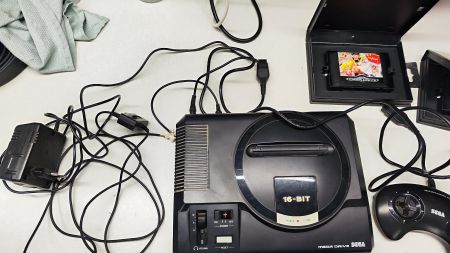 Alte Sega Mega Drive Konsole mit 3 Games