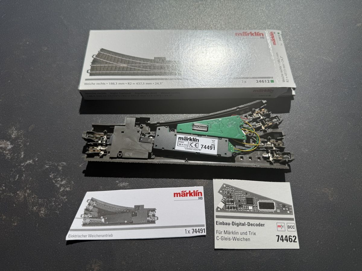 Märklin Modellini di ferrovie: MÄRKLIN C-Gleis Weiche digitalisiert – Usato da Seltisberg venduto da doosie_ch 1
