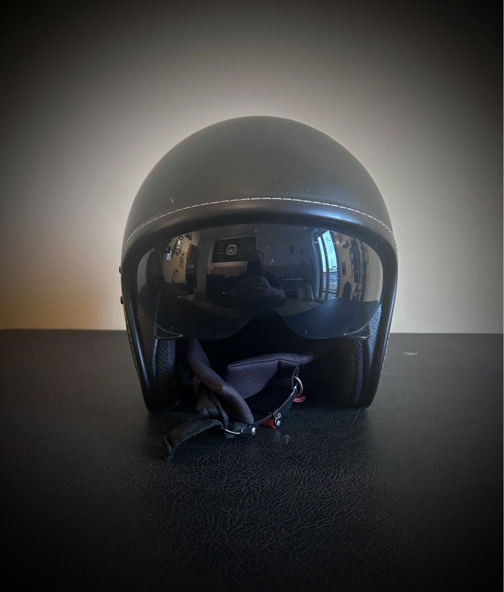 Casques & visières: Stylischer Helm Jethelm Schwarz – D'occasion à Bülach par Against_Child_Abuse