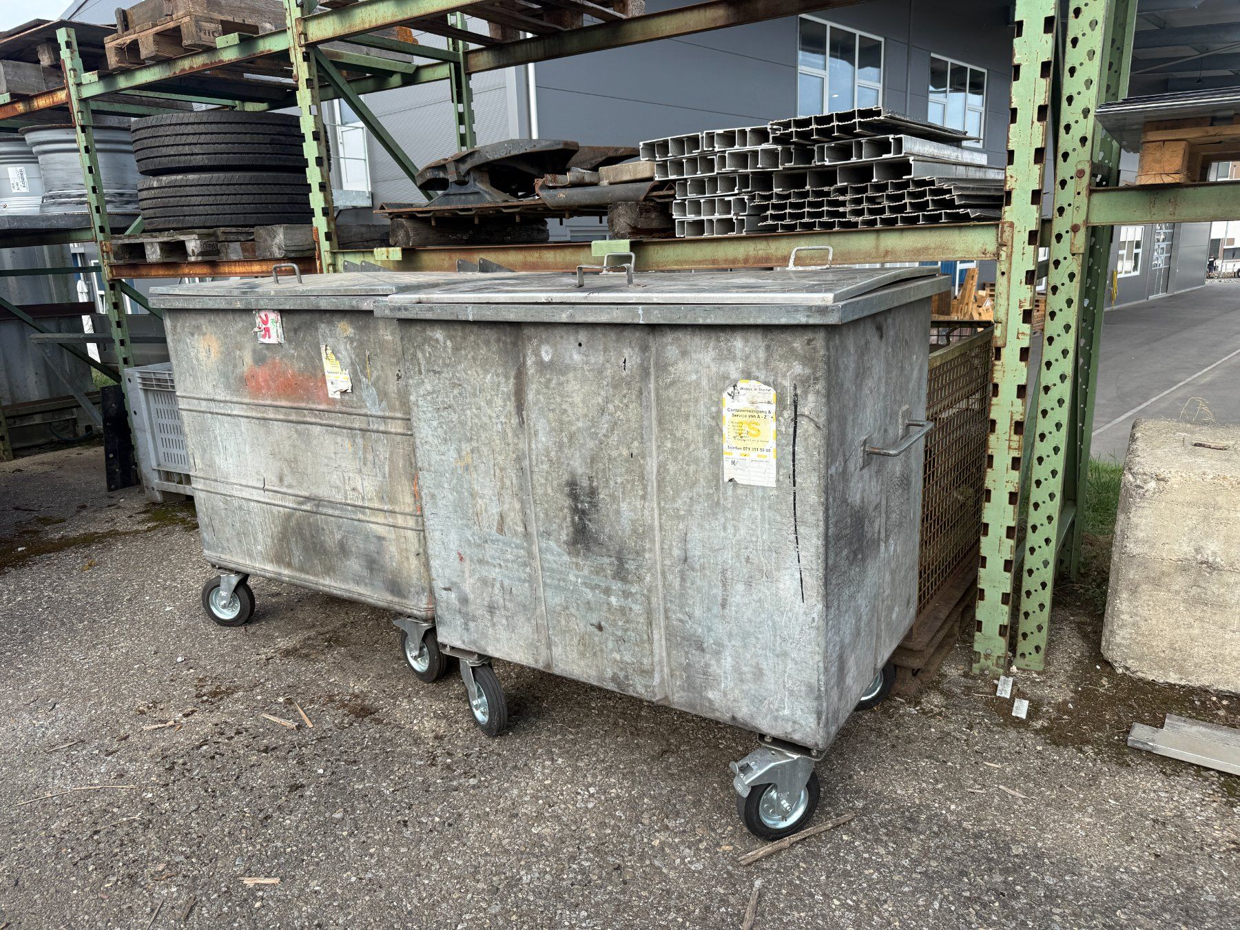Altro per Ufficio & Commercio: Abfallcontainer Metall mit Rollen 2 Stk. gebraucht – Usato da Neukirch (Egnach) venduto da Hanag1