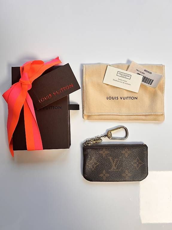 Sacs femmes: Louis Vuitton Pochette Cles  Monogram Canvas – D'occasion à Schwerzenbach par Sarah_Schwerzenbach