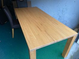 Massiver Holztisch