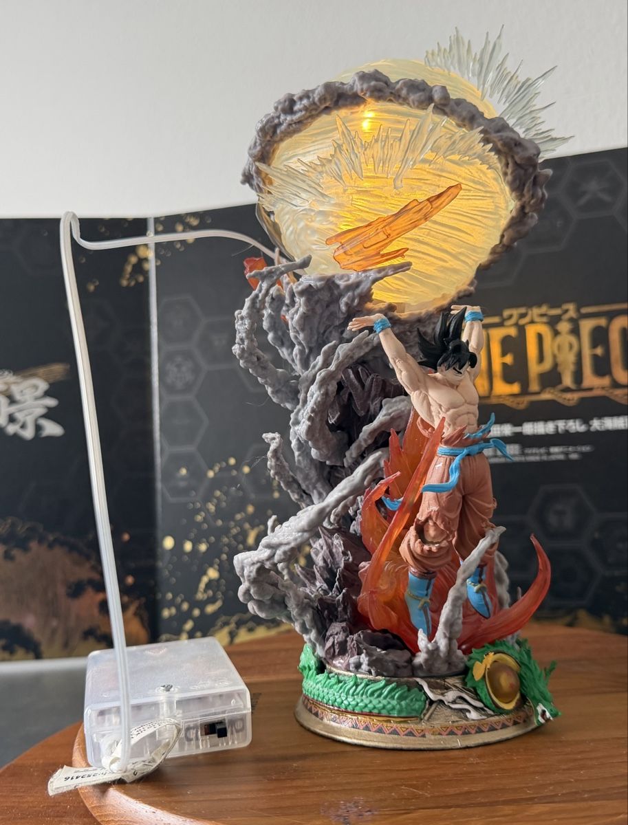 Statuette: Goku statua Dragon Ball Z con luci – Usato da S. Pietro venduto da fil_yhb9