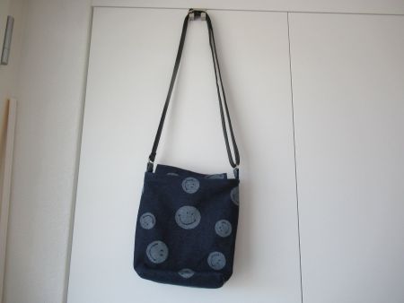 Kleinere Umhängetasche. Jeansstoff mit Smily