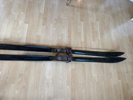 Antike Holzski mit Lederbindung schwarz gebrauchter Zustand