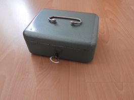 Petite caisse à monnaie vintage avec clé!