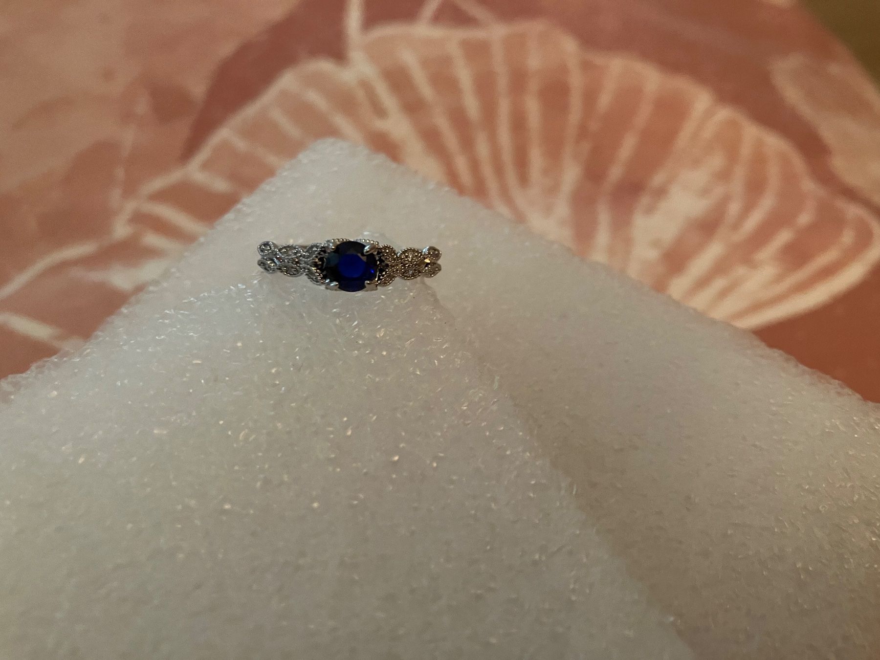 Bagues: Silberfarbener eleganter Ring & dunkelblauem synth.Zirkonia – Neuf (Voir description) à Affoltern am Albis par Dlotti 1