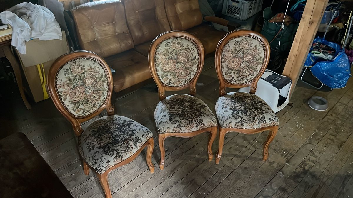 Stühle: 3 Stühle mit Stoffbezug – Gebraucht aus Kandersteg von Hphn