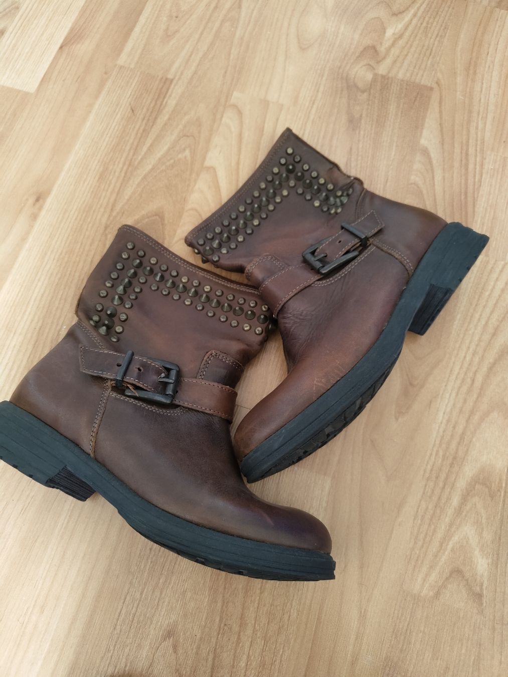 Damenschuhe: Stivaletto in pelle con borchie  – Gebraucht aus Biasca von val_camo93