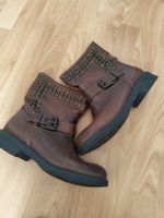 Stivaletto in pelle con borchie 