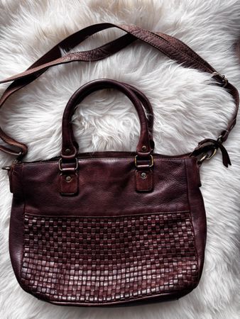 Braune Ledertasche mit Henkel und Trageriemen