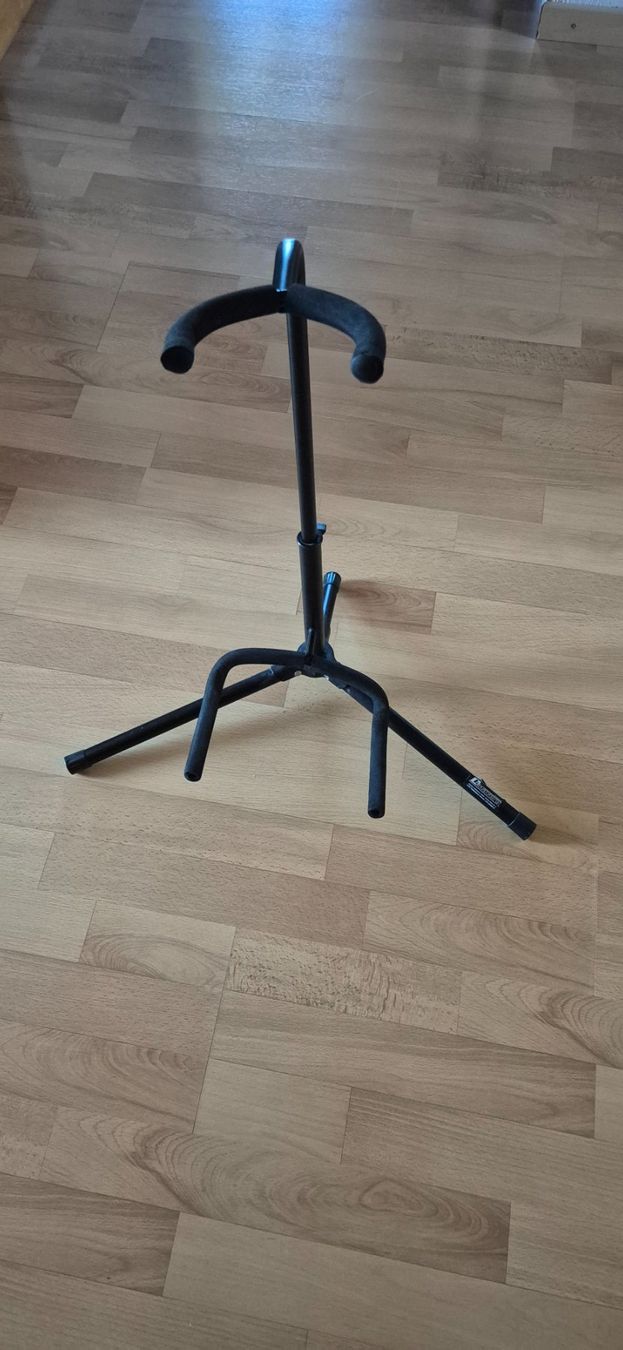 Instrumenten-& Notenständer: Gitarrenständer – Gebraucht aus Hägglingen von a-g.caruso