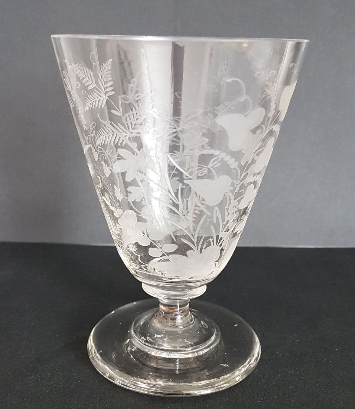 Gläser: Antikes Glas konisch graviert Blumen – Gebraucht aus Kaltbrunn von Condor2