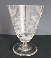 Antikes Glas konisch graviert Blumen
