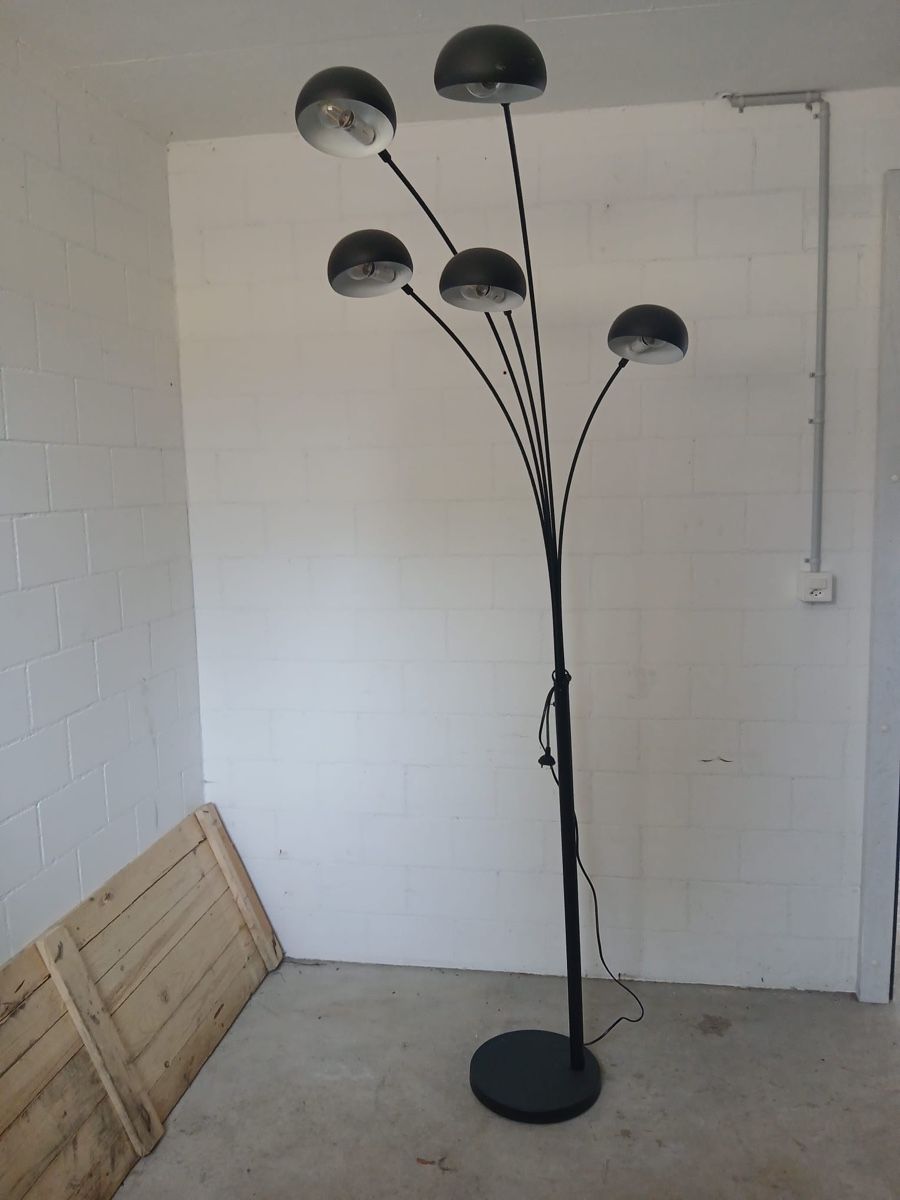 Lampes: Stehlampe 5-armig schwarz – D'occasion à Amlikon-Bissegg par pip_w8g7 1