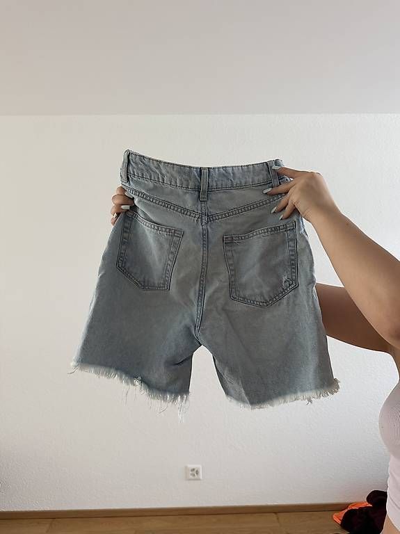 Jeans: H&M JEANS-SHORTS GR. 34 – Usato da Niederhasli venduto da agn_28zq 1
