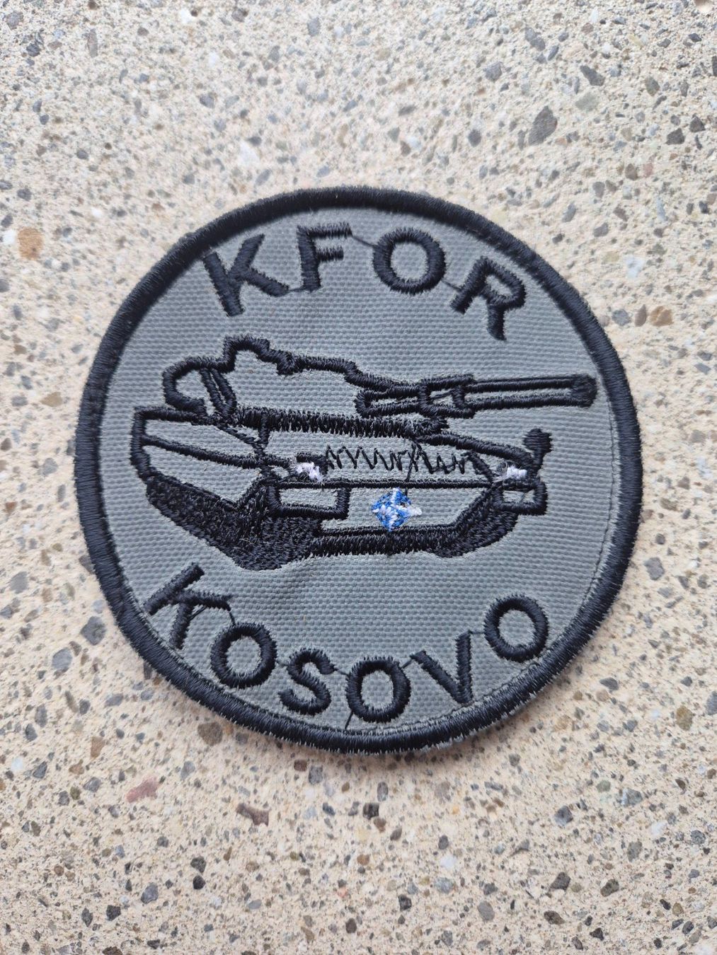 Schweizer Armee Placchette & Badge: *** Badge Rund KFOR mit klett *** – Nuovo (secondo la descrizione) da Riedholz venduto da fr_sIruP