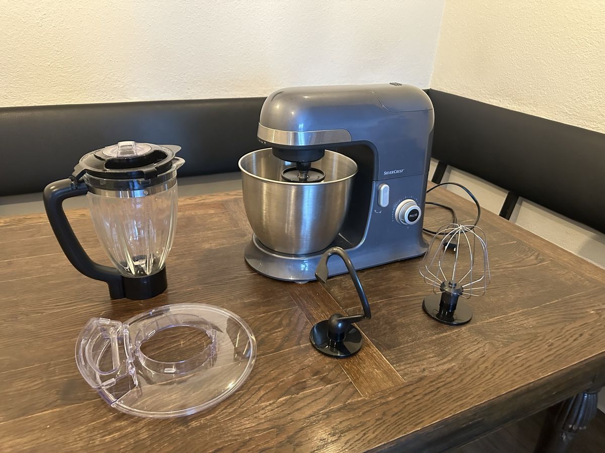 SilverCrest Küchengeräte: SILVER CREST Küchenmaschine 1.300 Watt  – Gebraucht aus Illnau von  1