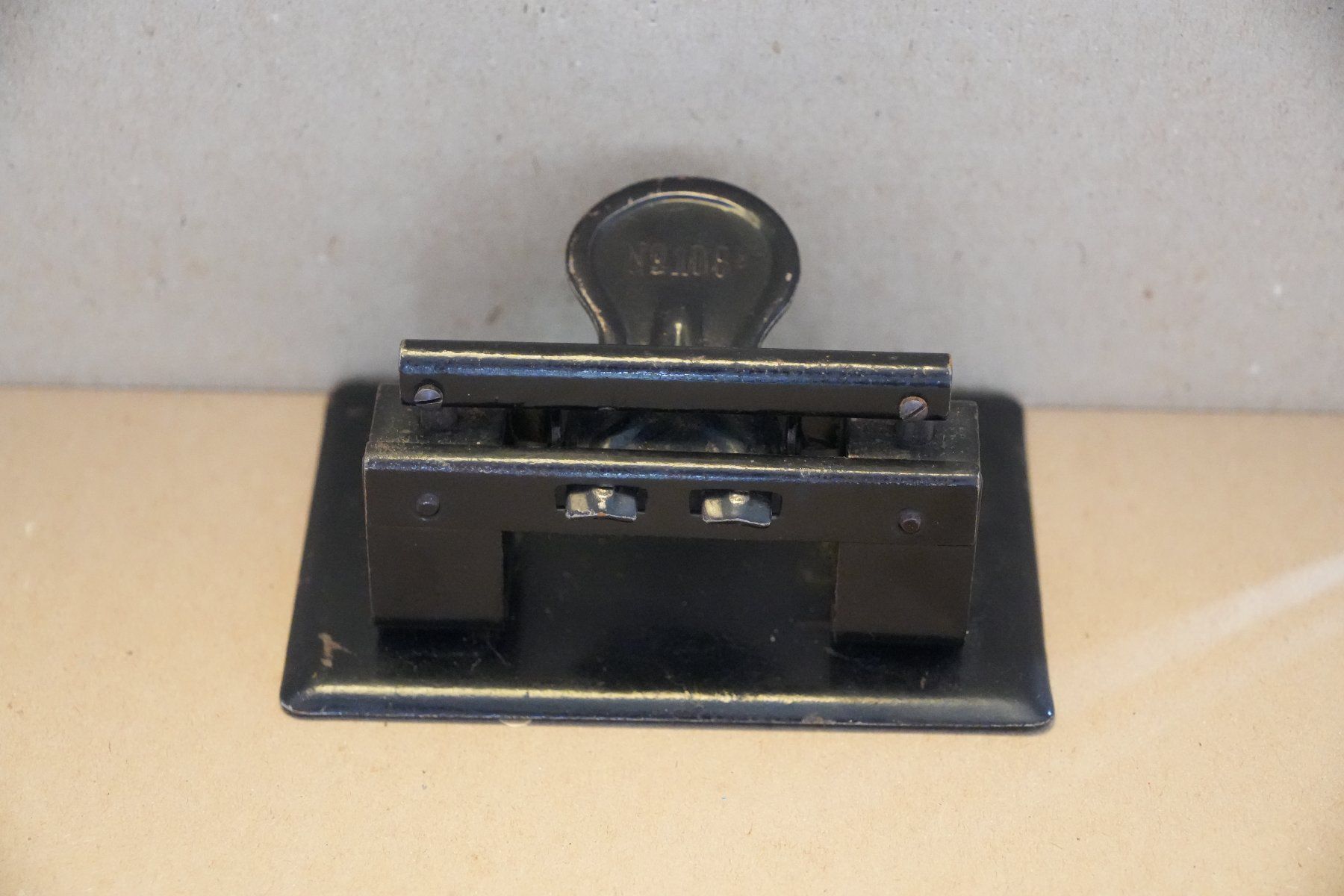 Alle Werkzeuge: Alter Metalllocher - B&B 108 – Gebraucht aus Cham von sil_flq5