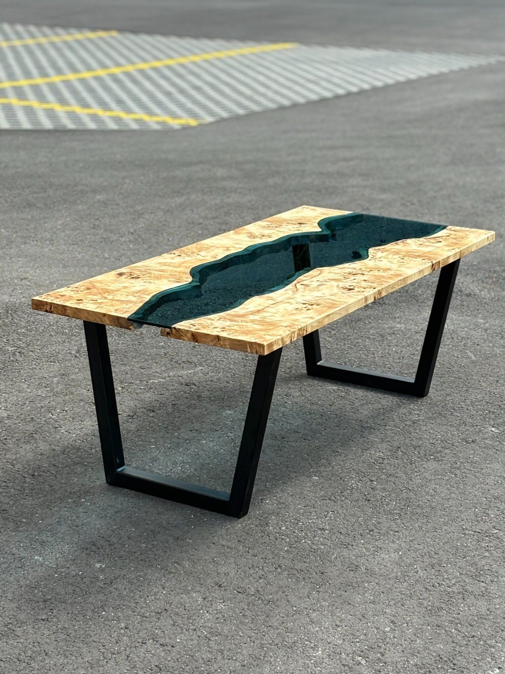 Tavoli: Einzigartiger Designer-Tisch mit Glasfluss – Usato da Winterthur venduto da Wintiholz 2