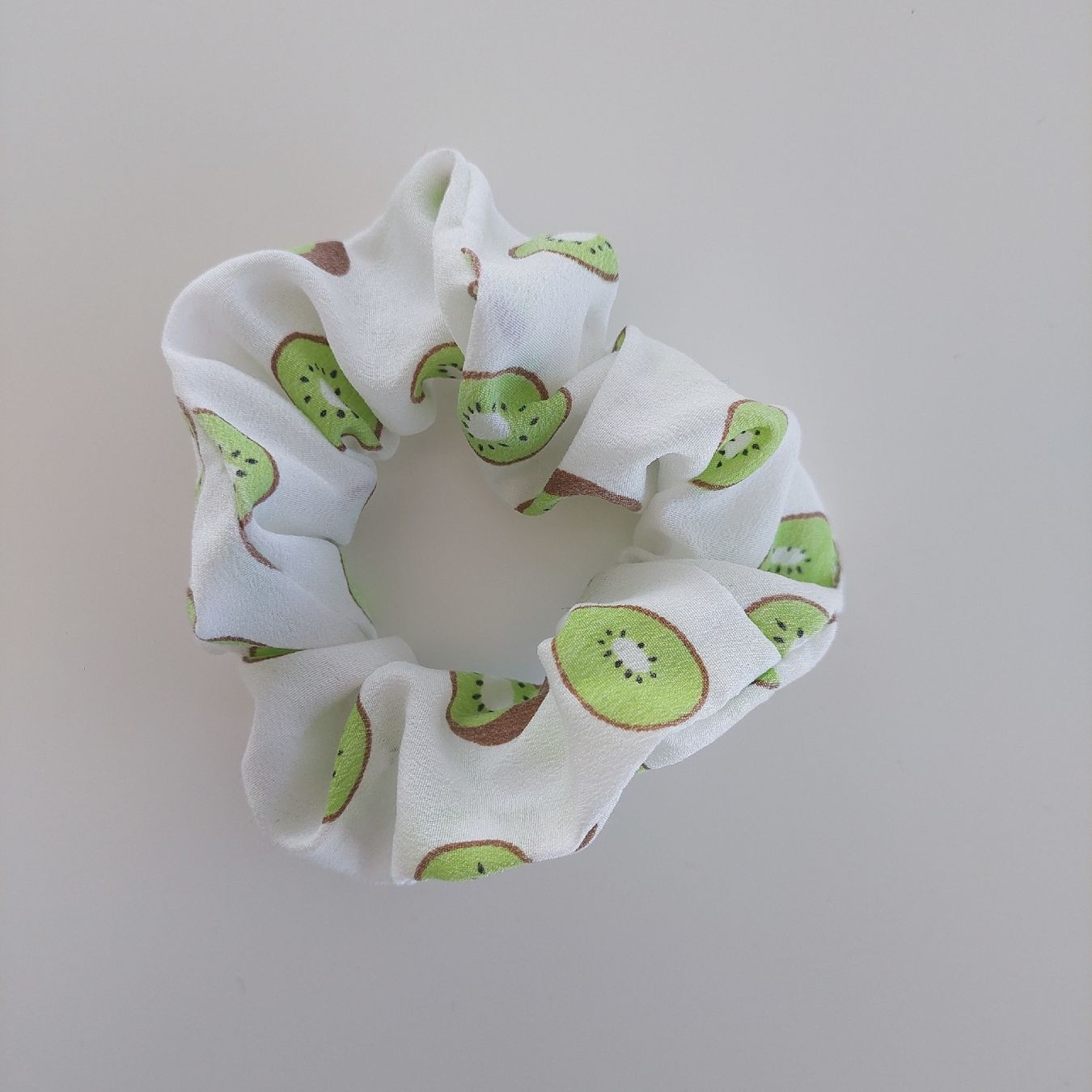 Haarschmuck: Kiwi Scrunchie – Gebraucht aus Neftenbach von Joyvdberg