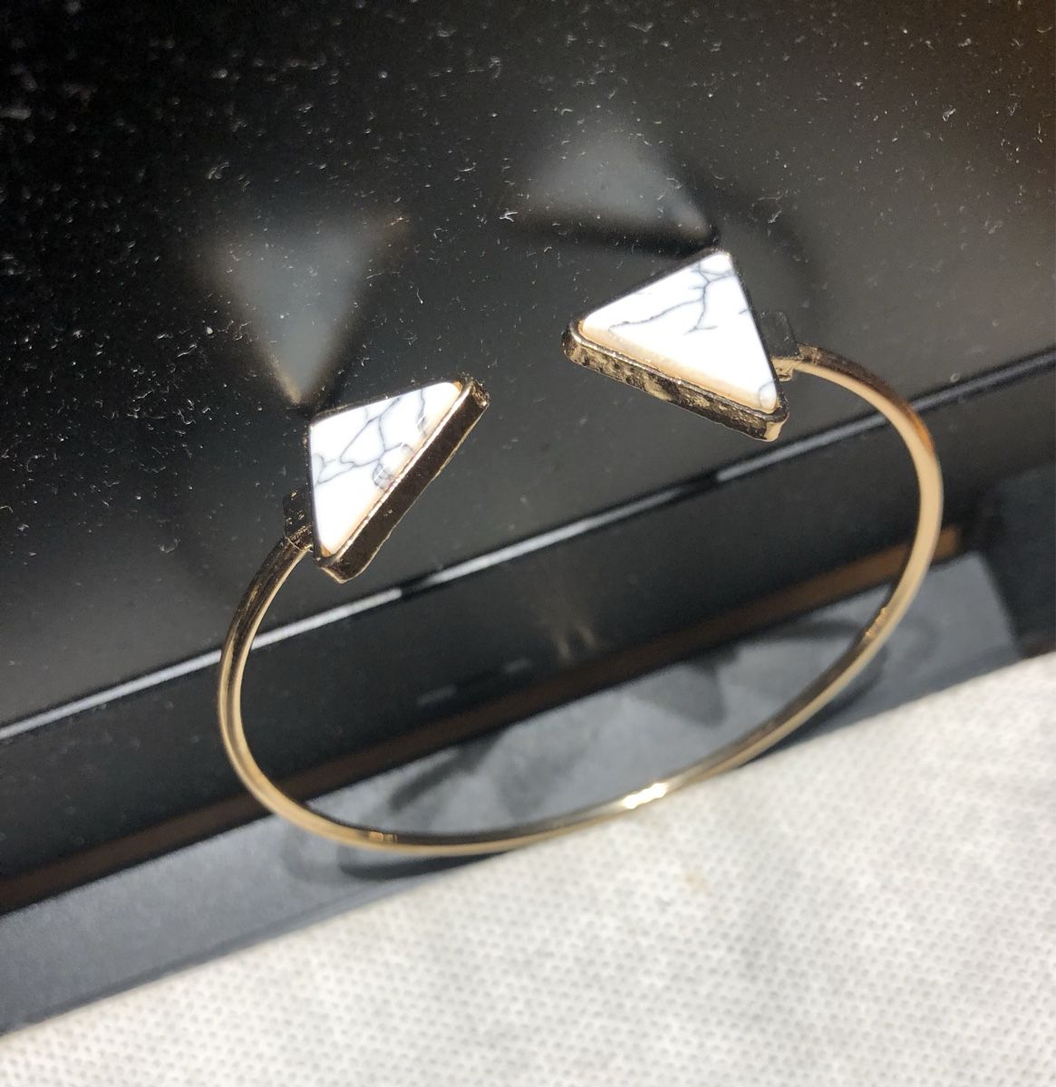 Bracciali & Braccialetti: Bracelet doré triangles marbre blanc – Nuovo e nell'imballaggio originale da Chamblon venduto da zut40