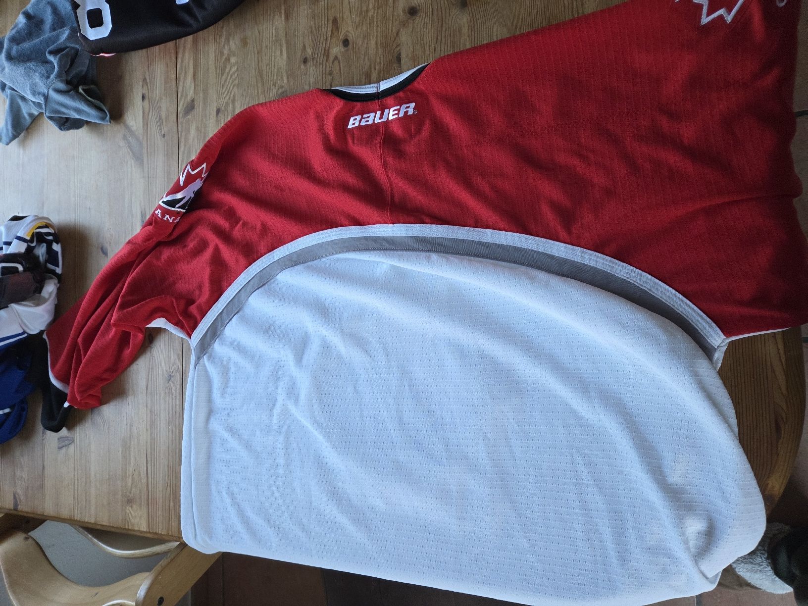 Bauer Canottiere & Pantaloni: Team Canada Authentic Bauer Jersey – Made in Canada – Usato da Flamatt venduto da MrTambourineMan 1