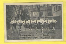 1912 AK Reigenmannschaft Radfahrer-Union Zürichmit Standarte