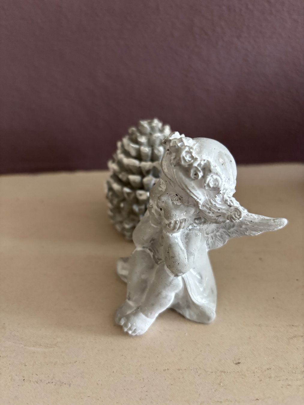 Statuette: Kleines sitzendes Engeli Gips oder Beton 8x6 cm – Nuovo (secondo la descrizione) da Balsthal venduto da Uroby 1