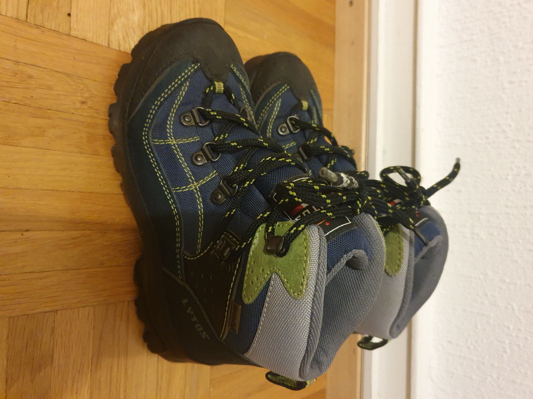 Scarpe per ragazzi: Chaussures enfants pointure 33, déffectieux – Difettoso da Prilly venduto da RoDyRe 2
