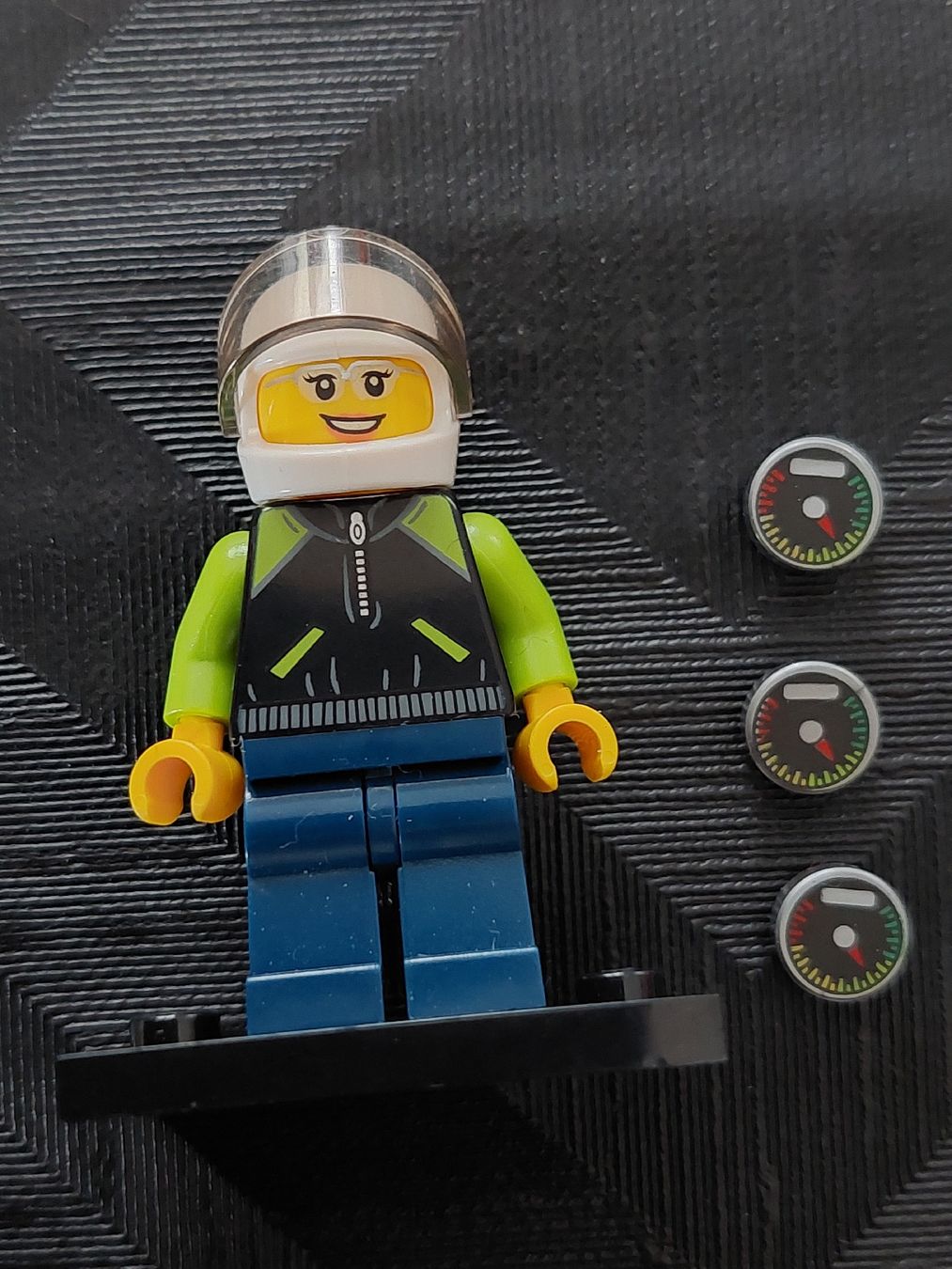 Lego Spielzeuge: 3 Lego Rennfahrer  / innen  – Gebraucht aus Zetzwil von sti_x9xf 3
