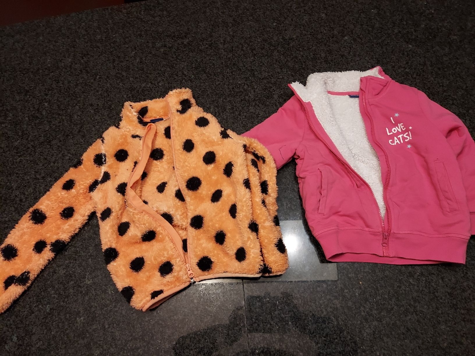 Lotti & Set di vestiti: 2 Mädchen Jacken Herbst Gr. 110/116 – Usato da Glattpark(Opfikon) venduto da Uthyla