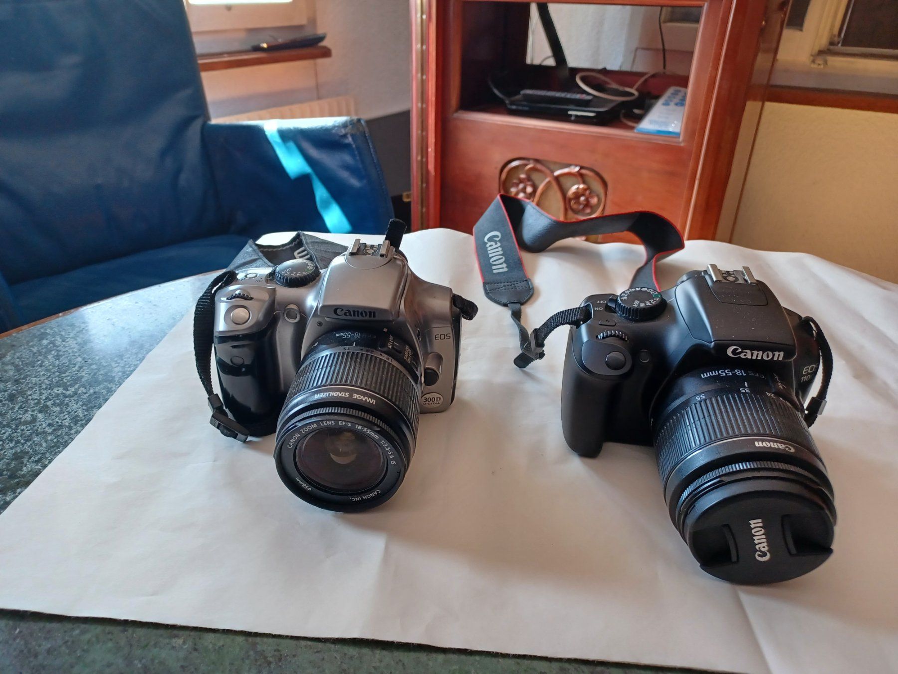 Canon Appareil photo: CANON EOS 1100 D    CANON EOS 300 D + 2 ZOOM – Défectueux à LUZERN par picci01 1