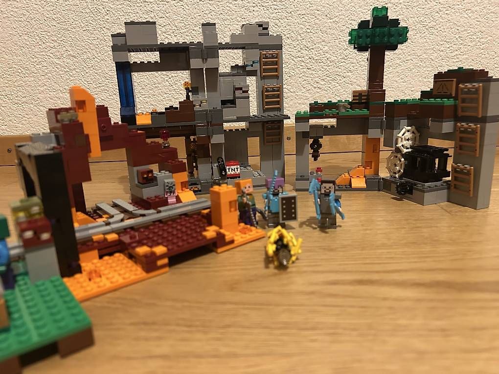 Jouets: 2x Lego Minecraft Set, mit Bedienungsanleitung – D'occasion à Bäriswil BE par Eddy77
