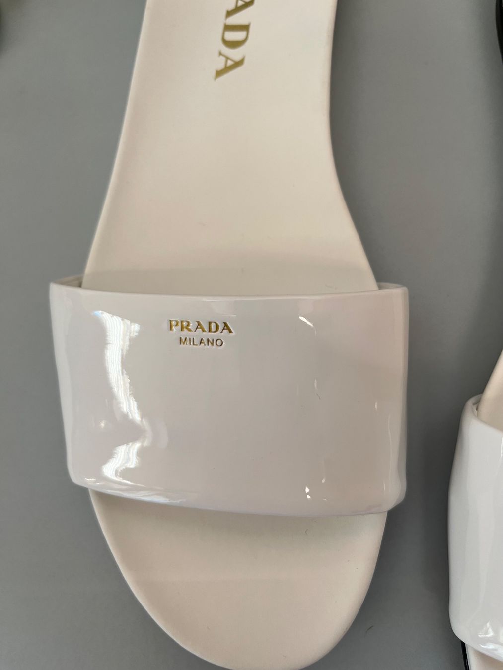 Prada Scarpe da donna: Prada Lackleder Slides Weiss Gr. 38 Neu mit Box – Nuovo (secondo la descrizione) da Lausanne venduto da S_luxury 3