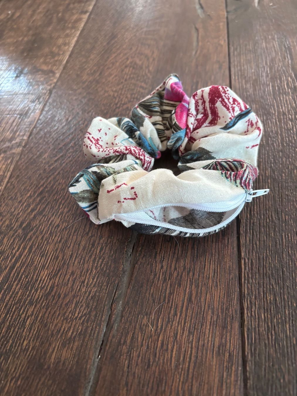 Haarschmuck: Scrunchie mit Geheimfach – Neu (gemäss Beschreibung) aus St. Niklaus VS von loumonrohandmade 1