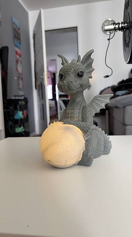Statuette: Deko Drachen mit Leuchtkugel - perfekter Zustand – Nuovo (secondo la descrizione) da Fehraltorf venduto da nico_06 2
