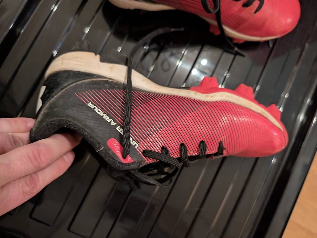 Scarpe per ragazzi: Baseball Cleats Under Armour pink Gr. 33.5 – Usato da Buchrain venduto da waiheke2 3