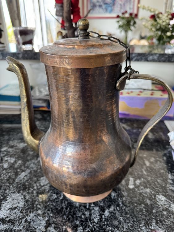 HYGGE Kupferkrug Mit Deckel & Integriertem Glas | 1000 Ml Fassungsvermögen | Handgehämmert Aus Reinem Kupfer | Für Hotel & Zuhause