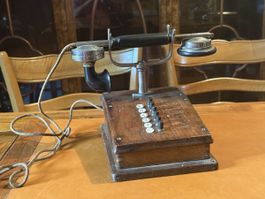 Téléphone ancien en bois
