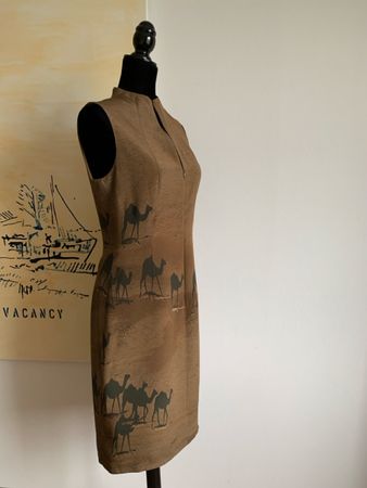 AKRIS: Exklusives braunes Seiden-Kleid mit Wüsten-Motiv, 36