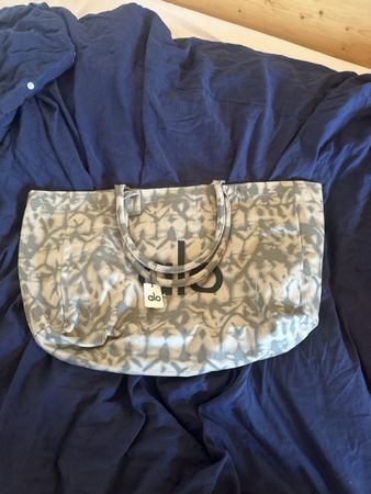 Tasche Alo Yoga Muster grau neu mit Etikett