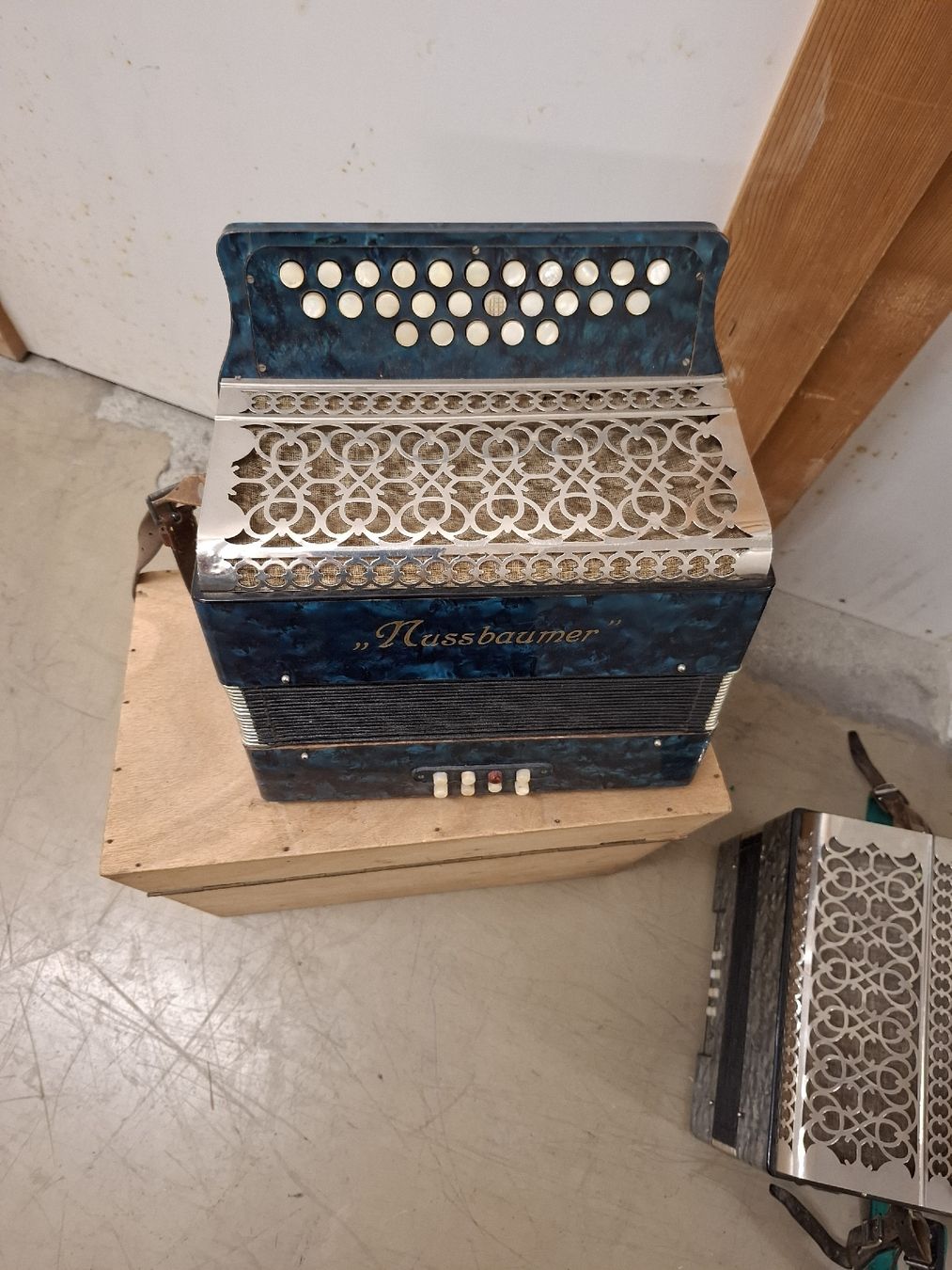 Musikinstrumente: nussbaumer orgeli – Gebraucht aus Villeneuve von BibiVintage